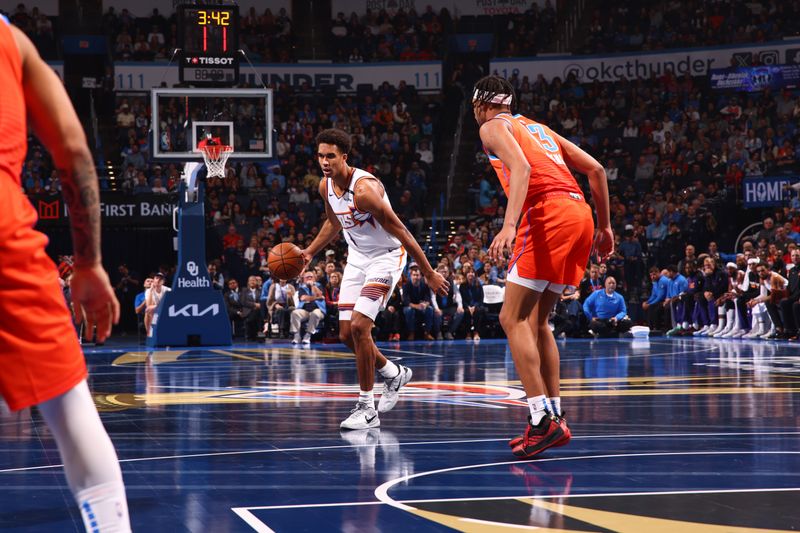 OKLAHOMA CITY, OK - NOVEMBER 15: Ryan Dunn #0 of the Phoenix Suns handles the ball during the game against the Oklahoma City Thunder during the Emirates NBA Cup game on November 15, 2024 at Paycom Center in Oklahoma City, Oklahoma. NOTE TO USER: User expressly acknowledges and agrees that, by downloading and or using this photograph, User is consenting to the terms and conditions of the Getty Images License Agreement. Mandatory Copyright Notice: Copyright 2024 NBAE (Photo by Zach Beeker/NBAE via Getty Images)