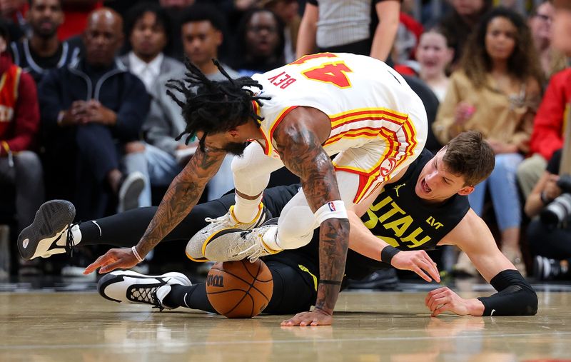 ATLANTA, GEORGIA - FEBRUARY 27:  Walker Kessler #24 of the Utah Jazz dives for a loose ball against Saddiq Bey #41 of the Atlanta Hawks during the second quarter at State Farm Arena on February 27, 2024 in Atlanta, Georgia.  NOTE TO USER: User expressly acknowledges and agrees that, by downloading and/or using this photograph, user is consenting to the terms and conditions of the Getty Images License Agreement.  (Photo by Kevin C. Cox/Getty Images)