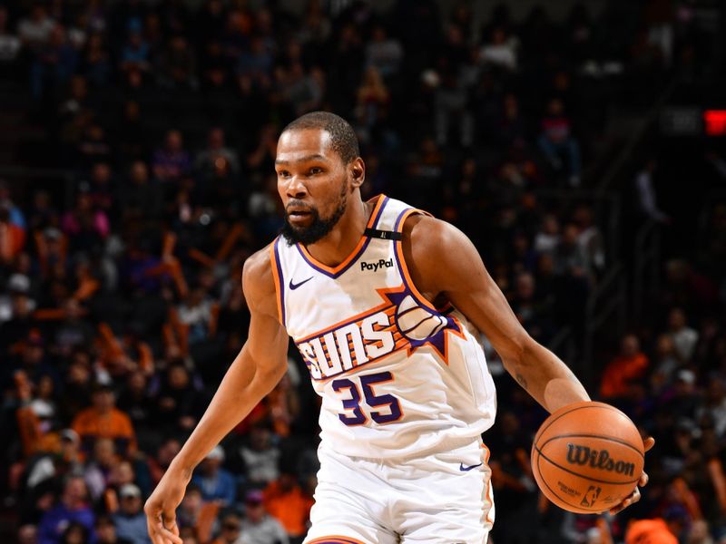 PHOENIX, AZ - JANUARY 27: Kevin Durant #35 of the Phoenix Suns dribbles the ball during the game against the LA Clippers on January 27, 2025 at Footprint Center in Phoenix, Arizona. NOTE TO USER: User expressly acknowledges and agrees that, by downloading and or using this photograph, user is consenting to the terms and conditions of the Getty Images License Agreement. Mandatory Copyright Notice: Copyright 2025 NBAE (Photo by Barry Gossage/NBAE via Getty Images)