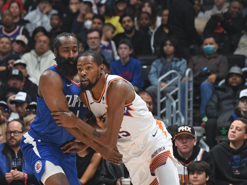 LOS ANGELES, CA - JANUARY 8: James Harden #1 of the LA Clippers plays defense against Kevin Durant #35 of the Phoenix Suns during the game on January 8, 2024 at Crypto.Com Arena in Los Angeles, California. NOTE TO USER: User expressly acknowledges and agrees that, by downloading and/or using this Photograph, user is consenting to the terms and conditions of the Getty Images License Agreement. Mandatory Copyright Notice: Copyright 2024 NBAE (Photo by Andrew D. Bernstein/NBAE via Getty Images)