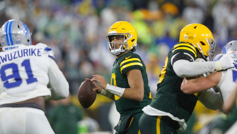 Green Bay Packers quarterback Jordan Love (10) looks to throw against the Detroit Lions during a NFL game Sunday, Nov. 3, 2024, in Green Bay, Wis. (AP Photo/Jeffrey Phelps