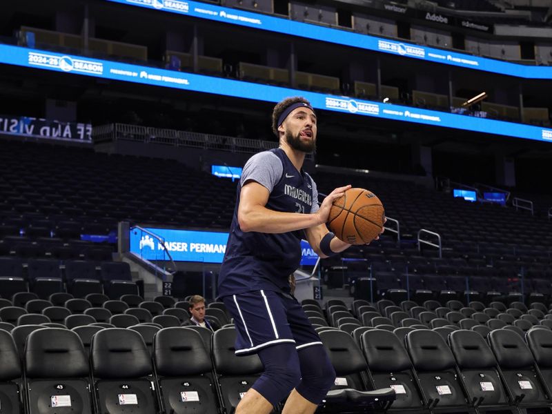 SAN FRANCISCO, CA - NOVEMBER 12: Klay Thompson #31 of the Dallas Mavericks warms up during a shoot around before the game against the Golden State Warriors around before before the Emirates NBA Cup game on November 12, 2024 at Chase Center in San Francisco, California. NOTE TO USER: User expressly acknowledges and agrees that, by downloading and or using this photograph, user is consenting to the terms and conditions of Getty Images License Agreement. Mandatory Copyright Notice: Copyright 2024 NBAE (Photo by Jim Poorten/NBAE via Getty Images)