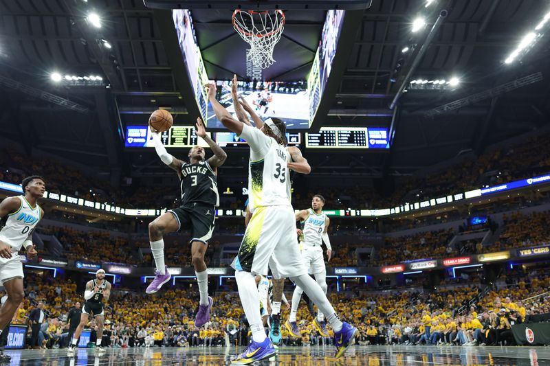 INDIANAPOLIS, IN- APRIL 19: Kevin Porter Jr. #3 of the Milwaukee Bucks drives to the basket during the game against the Indiana Pacers during Round One Game One of the 2025 NBA Playoffs on April 19, 2025 at Gainbridge Fieldhouse in Indianapolis, Indiana. NOTE TO USER: User expressly acknowledges and agrees that, by downloading and or using this photograph, User is consenting to the terms and conditions of the Getty Images License Agreement. Mandatory Copyright Notice: Copyright 2025 NBAE (Photo by Jeff Haynes/NBAE via Getty Images)