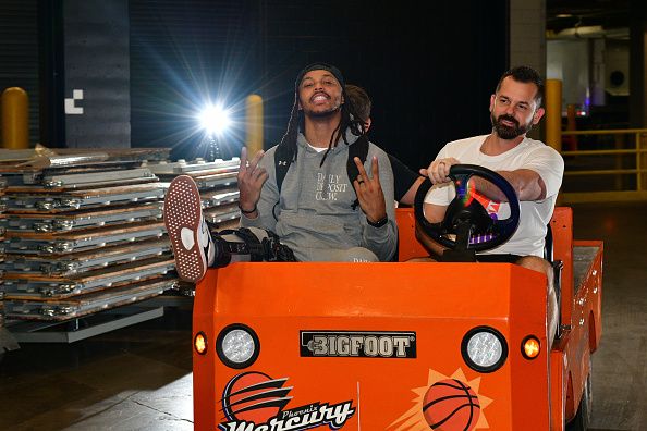 PHOENIX, AZ - NOVEMBER 2: Damion Lee #10 of the Phoenix Suns arrives to the arena before the game against the San Antonio Spurs on November 2, 2023 at Footprint Center in Phoenix, Arizona. NOTE TO USER: User expressly acknowledges and agrees that, by downloading and or using this photograph, user is consenting to the terms and conditions of the Getty Images License Agreement. Mandatory Copyright Notice: Copyright 2023 NBAE (Photo by Kate Frese/NBAE via Getty Images)