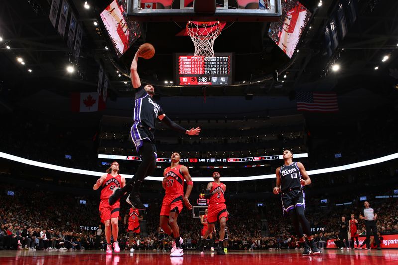 TORONTO, CANADA - MARCH 20: Alex Len #25 of the Sacramento Kings drives to the basket during the game against the Toronto Raptors on March 20, 2024 at the Scotiabank Arena in Toronto, Ontario, Canada.  NOTE TO USER: User expressly acknowledges and agrees that, by downloading and or using this Photograph, user is consenting to the terms and conditions of the Getty Images License Agreement.  Mandatory Copyright Notice: Copyright 2024 NBAE (Photo by Vaughn Ridley/NBAE via Getty Images)