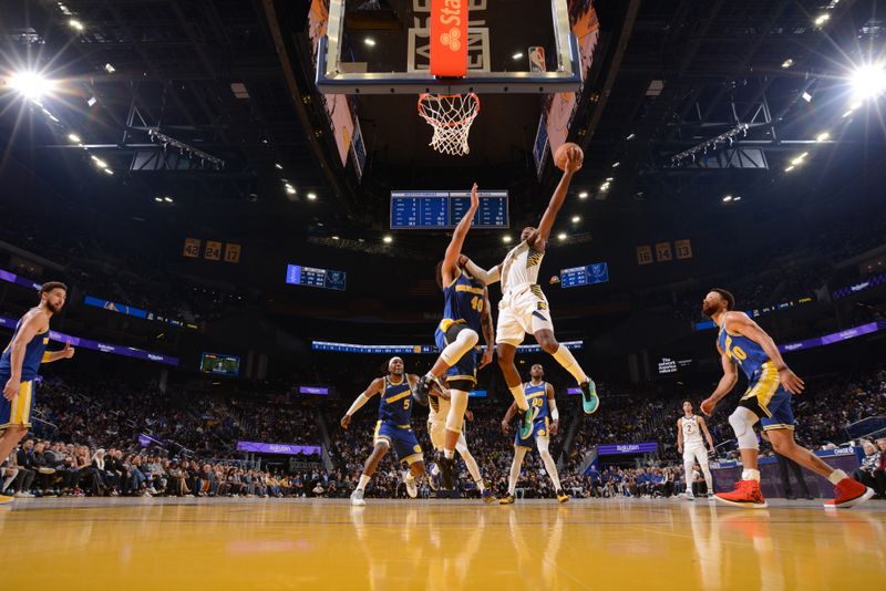 SAN FRANCISCO, CA - DECEMBER 5: Buddy Hield #24 of the Indiana Pacers drives to the basket during the game against the Golden State Warriors on December 5, 2022 at Chase Center in San Francisco, California. NOTE TO USER: User expressly acknowledges and agrees that, by downloading and or using this photograph, user is consenting to the terms and conditions of Getty Images License Agreement. Mandatory Copyright Notice: Copyright 2022 NBAE (Photo by Noah Graham/NBAE via Getty Images)