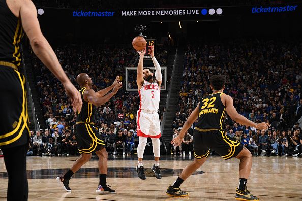 SAN FRANCISCO, CA - NOVEMBER 20: Fred VanVleet #5 of the Houston Rockets shoots the ball during the game against the Golden State Warriors on November 20, 2023 at Chase Center in San Francisco, California. NOTE TO USER: User expressly acknowledges and agrees that, by downloading and or using this photograph, user is consenting to the terms and conditions of Getty Images License Agreement. Mandatory Copyright Notice: Copyright 2023 NBAE (Photo by Noah Graham/NBAE via Getty Images)