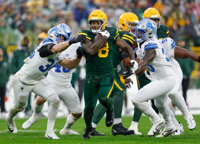 Green Bay Packers running back Josh Jacobs(8) runs the ball against the Detroit Lions during a NFL game Sunday, Nov. 3, 2024, in Green Bay, Wis. (AP Photo/Jeffrey Phelps