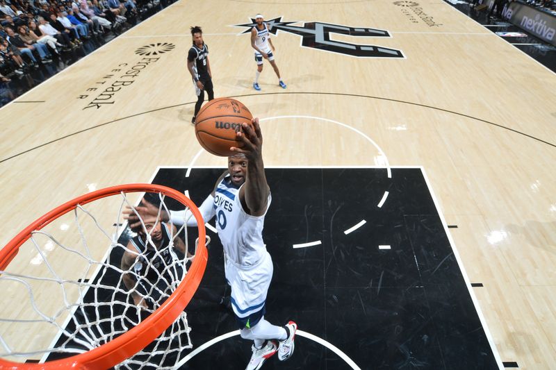 SAN ANTONIO, TX - NOVEMBER 2: Julius Randle #30 of the Minnesota Timberwolves drives to the basket during the game against the San Antonio Spurs on November 2, 2024 at the Frost Bank Center in San Antonio, Texas. NOTE TO USER: User expressly acknowledges and agrees that, by downloading and or using this photograph, user is consenting to the terms and conditions of the Getty Images License Agreement. Mandatory Copyright Notice: Copyright 2024 NBAE (Photos by Michael Gonzales/NBAE via Getty Images)