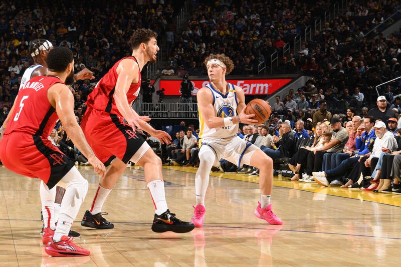 SAN FRANCISCO, CA - DECEMBER 5: Brandin Podziemski #2 of the Golden State Warriors looks to pass the ball during the game against the Houston Rockets on December 5, 2024 at Chase Center in San Francisco, California. NOTE TO USER: User expressly acknowledges and agrees that, by downloading and or using this photograph, user is consenting to the terms and conditions of Getty Images License Agreement. Mandatory Copyright Notice: Copyright 2024 NBAE (Photo by Noah Graham/NBAE via Getty Images)