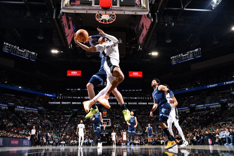 SAN ANTONIO, TX - JANUARY 17: Stephon Castle #5 of the San Antonio Spurs drives to the basket during the game against the Memphis Grizzlies on January 17, 2025 at the Frost Bank Center in San Antonio, Texas. NOTE TO USER: User expressly acknowledges and agrees that, by downloading and or using this photograph, user is consenting to the terms and conditions of the Getty Images License Agreement. Mandatory Copyright Notice: Copyright 2025 NBAE (Photos by Barry Gossage/NBAE via Getty Images)