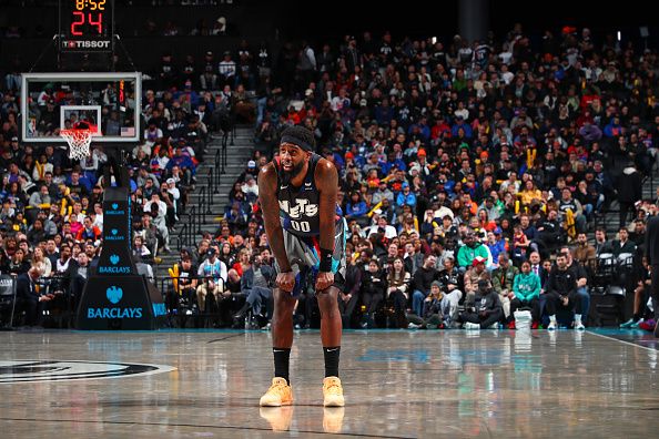 BROOKLYN, NY - DECEMBER 20: Royce O'Neale #00 of the Brooklyn Nets looks on during the game against the New York Knicks on December 20, 2023 at Barclays Center in Brooklyn, New York. NOTE TO USER: User expressly acknowledges and agrees that, by downloading and or using this Photograph, user is consenting to the terms and conditions of the Getty Images License Agreement. Mandatory Copyright Notice: Copyright 2023 NBAE (Photo by David L. Nemec/NBAE via Getty Images)