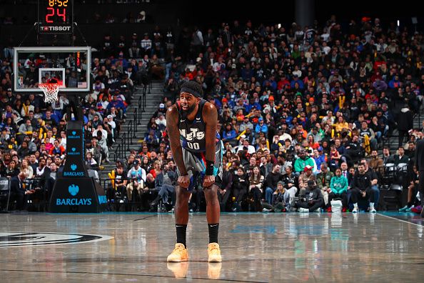 BROOKLYN, NY - DECEMBER 20: Royce O'Neale #00 of the Brooklyn Nets looks on during the game against the New York Knicks on December 20, 2023 at Barclays Center in Brooklyn, New York. NOTE TO USER: User expressly acknowledges and agrees that, by downloading and or using this Photograph, user is consenting to the terms and conditions of the Getty Images License Agreement. Mandatory Copyright Notice: Copyright 2023 NBAE (Photo by David L. Nemec/NBAE via Getty Images)