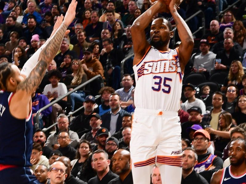 PHOENIX, AZ - JANUARY 27:  Kevin Durant #35 of the Phoenix Suns shoots the ball during the game against the LA Clippers on January 27, 2025 at Footprint Center in Phoenix, Arizona. NOTE TO USER: User expressly acknowledges and agrees that, by downloading and or using this photograph, user is consenting to the terms and conditions of the Getty Images License Agreement. Mandatory Copyright Notice: Copyright 2025 NBAE (Photo by Kate Frese/NBAE via Getty Images)