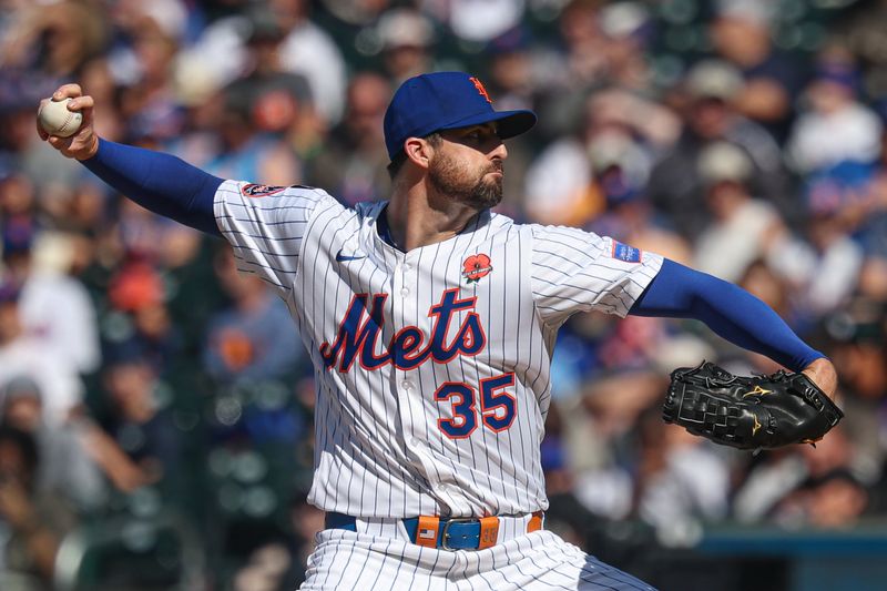 May 26, 2025; New York City, New York, USA; New York Mets starting pitcher Clay Holmes (35) delivers a pitch during the first inning against the Chicago White Sox at Citi Field. Mandatory Credit: Vincent Carchietta-Imagn Images