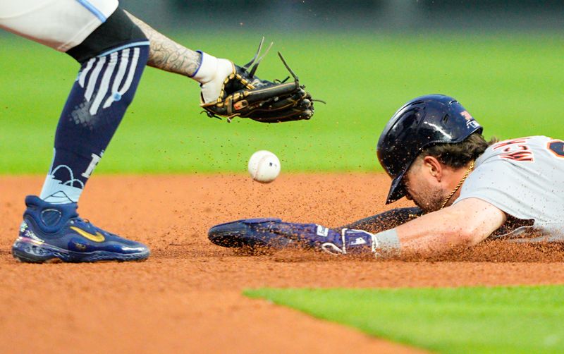 May 30, 2025; Kansas City, Missouri, USA; Detroit Tigers right fielder Zach McKinstry (39) steals second base during the fourth inning against the Kansas City Royals at Kauffman Stadium. Mandatory Credit: Jay Biggerstaff-Imagn Images