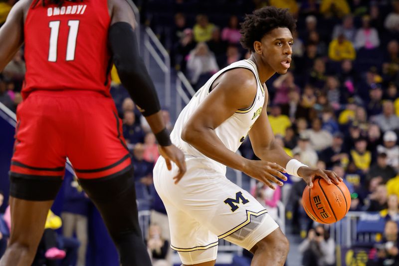 Feb 3, 2024; Ann Arbor, Michigan, USA;  Michigan Wolverines forward Tarris Reed Jr. (32) dribbles in the first half against the Rutgers Scarlet Knights at Crisler Center. Mandatory Credit: Rick Osentoski-USA TODAY Sports