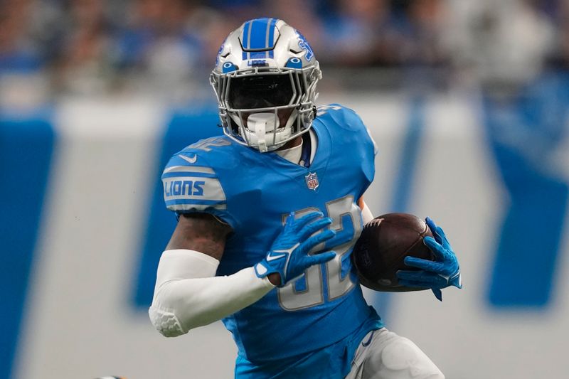 Detroit Lions running back D'Andre Swift (32) runs against the Green Bay Packers during an NFL football game in Detroit, Sunday, Nov. 6, 2022. (AP Photo/Paul Sancya)