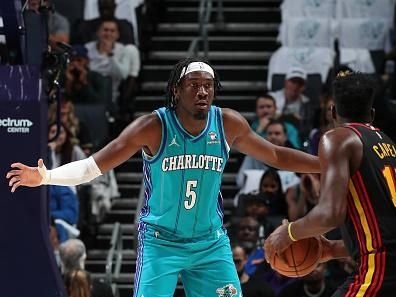 CHARLOTTE, NC - OCTOBER 25: Mark Williams #5 of the Charlotte Hornets plays defense during the game against the Atlanta Hawks on October 25, 2023 at Spectrum Center in Charlotte, North Carolina. NOTE TO USER: User expressly acknowledges and agrees that, by downloading and or using this photograph, User is consenting to the terms and conditions of the Getty Images License Agreement. Mandatory Copyright Notice: Copyright 2023 NBAE (Photo by Kent Smith/NBAE via Getty Images)