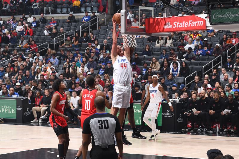 LOS ANGELES, CA - APIRL 14: Mason Plumlee #44 of the LA Clippers dunks the ball during the game against the Houston Rockets on April 14, 2024 at Crypto.Com Arena in Los Angeles, California. NOTE TO USER: User expressly acknowledges and agrees that, by downloading and/or using this Photograph, user is consenting to the terms and conditions of the Getty Images License Agreement. Mandatory Copyright Notice: Copyright 2024 NBAE (Photo by Adam Pantozzi/NBAE via Getty Images)