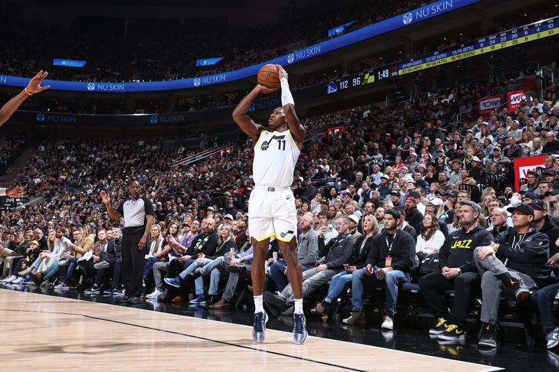 SALT LAKE CITY, UT - FEBRUARY 15: Kris Dunn #11 of the Utah Jazz shoots a three point basket during the game against the Golden State Warriors on February 15, 2024 at Delta Center in Salt Lake City, Utah. NOTE TO USER: User expressly acknowledges and agrees that, by downloading and or using this Photograph, User is consenting to the terms and conditions of the Getty Images License Agreement. Mandatory Copyright Notice: Copyright 2024 NBAE (Photo by Melissa Majchrzak/NBAE via Getty Images)