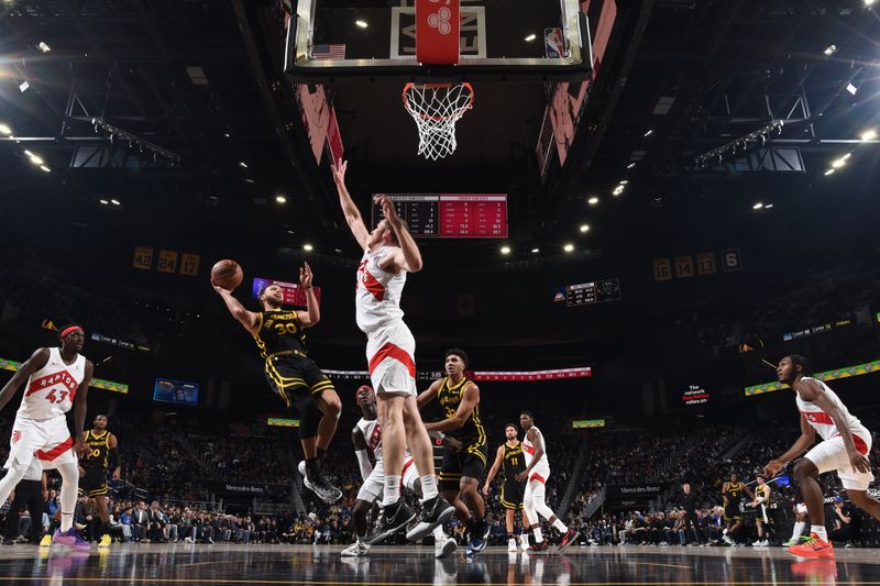 SAN FRANCISCO, CA - JANUARY 7: Stephen Curry #30 of the Golden State Warriors drives to the basket during the game against the Toronto Raptors on January 7, 2024 at Chase Center in San Francisco, California. NOTE TO USER: User expressly acknowledges and agrees that, by downloading and or using this photograph, user is consenting to the terms and conditions of Getty Images License Agreement. Mandatory Copyright Notice: Copyright 2024 NBAE (Photo by Noah Graham/NBAE via Getty Images)