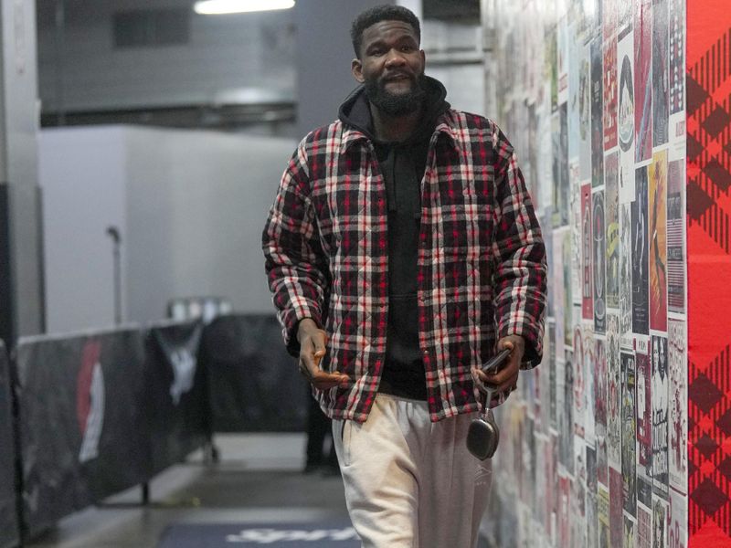 PORTLAND, OREGON - FEBRUARY 27: Deandre Ayton #2 of the Portland Trail Blazers arrives to the arena prior to the game against the Miami Heat at Moda Center on February 27, 2024 in Portland, Oregon. NOTE TO USER: User expressly acknowledges and agrees that, by downloading and or using this photograph, User is consenting to the terms and conditions of the Getty Images License Agreement. (Photo by Soobum Im/Getty Images)