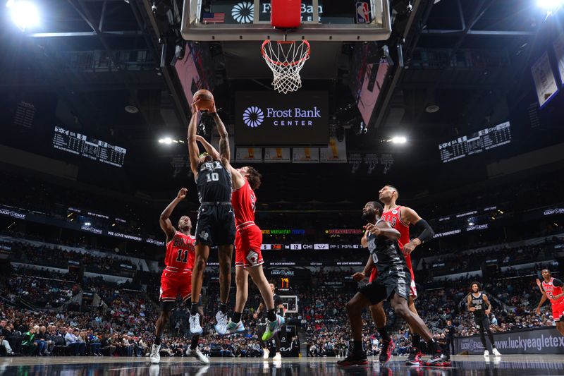 SAN ANTONIO, TX - DECEMBER 5: Jeremy Sochan #10 of the San Antonio Spurs drives to the basket during the game against the Chicago Bulls on December 5, 2024 at the Frost Bank Center in San Antonio, Texas. NOTE TO USER: User expressly acknowledges and agrees that, by downloading and or using this photograph, user is consenting to the terms and conditions of the Getty Images License Agreement. Mandatory Copyright Notice: Copyright 2024 NBAE (Photos by Michael Gonzales/NBAE via Getty Images)