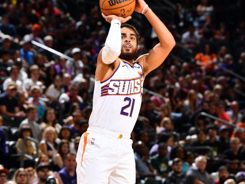 PHOENIX, AZ - OCTOBER 11: Tyus Jones #21 of the Phoenix Suns shoots a three point basket during the game against the Detroit Pistons during a NBA preseason game on October 11, 2024 at Footprint Center in Phoenix, Arizona. NOTE TO USER: User expressly acknowledges and agrees that, by downloading and or using this photograph, user is consenting to the terms and conditions of the Getty Images License Agreement. Mandatory Copyright Notice: Copyright 2024 NBAE (Photo by Barry Gossage/NBAE via Getty Images)