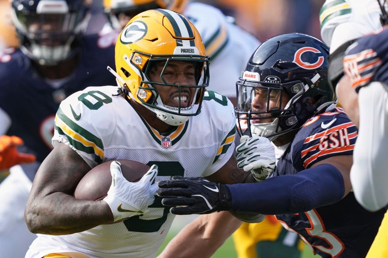 Chicago Bears' T.J. Edwards tries to stop Green Bay Packers' Josh Jacobs during the first half of an NFL football game Sunday, Nov. 17, 2024, in Chicago. (AP Photo/Charles Rex Arbogast)