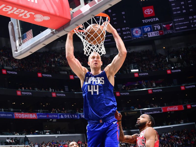 LOS ANGELES, CA - MARCH 27: Mason Plumlee #44 of the LA Clippers dunks the ball during the game against the Chicago Bulls on March 27, 2023 at Crypto.Com Arena in Los Angeles, California. NOTE TO USER: User expressly acknowledges and agrees that, by downloading and/or using this Photograph, user is consenting to the terms and conditions of the Getty Images License Agreement. Mandatory Copyright Notice: Copyright 2023 NBAE (Photo by Adam Pantozzi/NBAE via Getty Images)