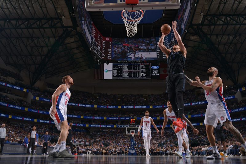 DALLAS, TX - APRIL 12: Dwight Powell #7 of the Dallas Mavericks shoots the ball during the game against the Detroit Pistons on April 12, 2024 at the American Airlines Center in Dallas, Texas. NOTE TO USER: User expressly acknowledges and agrees that, by downloading and or using this photograph, User is consenting to the terms and conditions of the Getty Images License Agreement. Mandatory Copyright Notice: Copyright 2024 NBAE (Photo by Glenn James/NBAE via Getty Images)