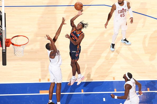 NEW YORK, NY - NOVEMBER 1: Immanuel Quickley #5 of the New York Knicks shoots the ball during the game against the Cleveland Cavaliers on November 1, 2023 at Madison Square Garden in New York City, New York.  NOTE TO USER: User expressly acknowledges and agrees that, by downloading and or using this photograph, User is consenting to the terms and conditions of the Getty Images License Agreement. Mandatory Copyright Notice: Copyright 2023 NBAE  (Photo by Nathaniel S. Butler/NBAE via Getty Images)