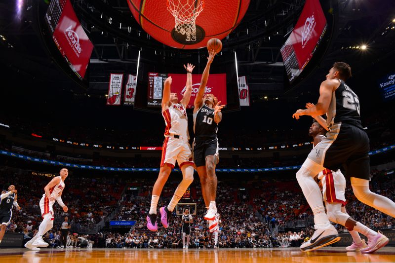 MIAMI, FL - OCTOBER 15: Jeremy Sochan #10 of the San Antonio Spurs drives to the basket during the game against the Miami Heat during a NBA preseason game on October 15, 2024 at Kaseya Center in Miami, Florida. NOTE TO USER: User expressly acknowledges and agrees that, by downloading and or using this Photograph, user is consenting to the terms and conditions of the Getty Images License Agreement. Mandatory Copyright Notice: Copyright 2024 NBAE (Photo by Jesse D. Garrabrant/NBAE via Getty Images)