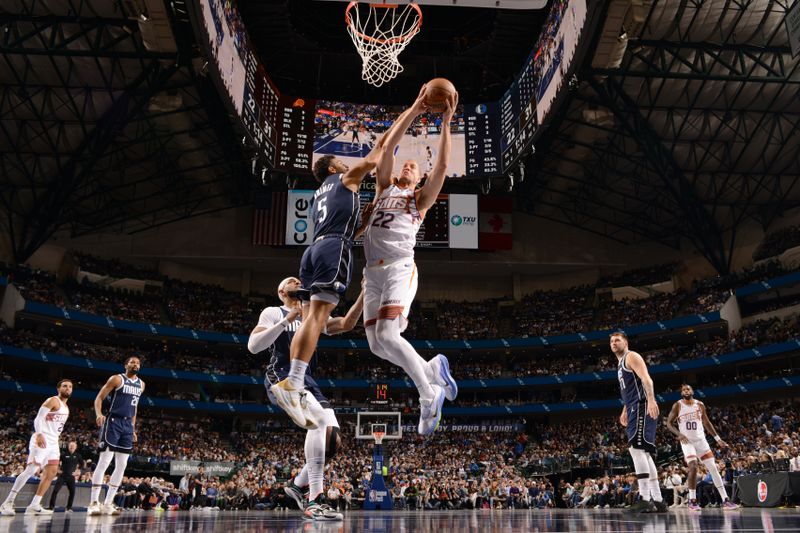 DALLAS, TX - NOVEMBER 8: Mason Plumlee #22 of the Phoenix Suns drives to the basket during the game against the Dallas Mavericks on November 6, 2024 at the American Airlines Center in Dallas, Texas. NOTE TO USER: User expressly acknowledges and agrees that, by downloading and or using this photograph, User is consenting to the terms and conditions of the Getty Images License Agreement. Mandatory Copyright Notice: Copyright 2024 NBAE (Photo by Glenn James/NBAE via Getty Images)