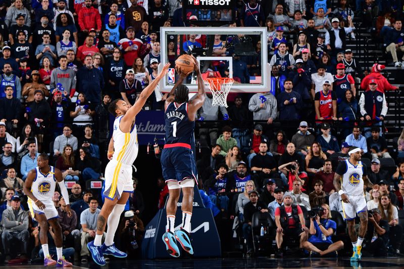 INGLEWOOD, CA - NOVEMBER 18: James Harden #1 of the LA Clippers shoots a three point basket during the game against the Golden State Warriors on November 18, 2024 at Intuit Dome in Los Angeles, California. NOTE TO USER: User expressly acknowledges and agrees that, by downloading and/or using this Photograph, user is consenting to the terms and conditions of the Getty Images License Agreement. Mandatory Copyright Notice: Copyright 2024 NBAE (Photo by Adam Pantozzi/NBAE via Getty Images)