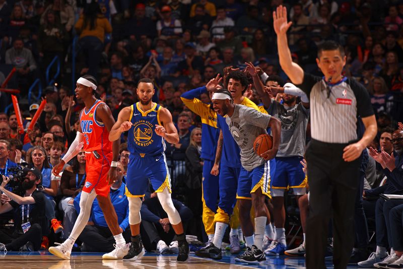 OKLAHOMA CITY, OK - NOVEMBER 10: Stephen Curry #30 and the Golden State Warriors celebrates during the game against the Oklahoma City Thunder on November 10, 2024 at Paycom Center in Oklahoma City, Oklahoma. NOTE TO USER: User expressly acknowledges and agrees that, by downloading and or using this photograph, User is consenting to the terms and conditions of the Getty Images License Agreement. Mandatory Copyright Notice: Copyright 2024 NBAE (Photo by Zach Beeker/NBAE via Getty Images)