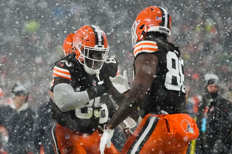 Cleveland Browns tight end David Njoku celebrates his 2-point conversion with tight end Jordan Akins (88) in the second half of an NFL football game against the Pittsburgh Steelers, Thursday, Nov. 21, 2024, in Cleveland. (AP Photo/Sue Ogrocki)