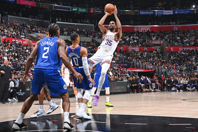 LOS ANGELES, CA - JANUARY 8: Kevin Durant #35 of the Phoenix Suns shoots the ball during the game against the LA Clippers on January 8, 2024 at Crypto.Com Arena in Los Angeles, California. NOTE TO USER: User expressly acknowledges and agrees that, by downloading and/or using this Photograph, user is consenting to the terms and conditions of the Getty Images License Agreement. Mandatory Copyright Notice: Copyright 2024 NBAE (Photo by Andrew D. Bernstein/NBAE via Getty Images)