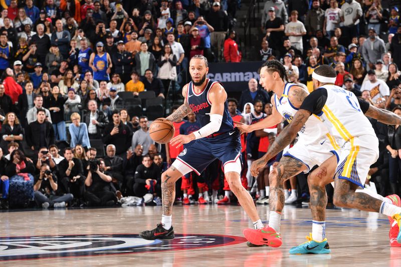 INGLEWOOD, CA - NOVEMBER 18: Amir Coffey #7 of the LA Clippers dribbles the ball during the game against the Golden State Warriors on November 18, 2024 at Intuit Dome in Los Angeles, California. NOTE TO USER: User expressly acknowledges and agrees that, by downloading and/or using this Photograph, user is consenting to the terms and conditions of the Getty Images License Agreement. Mandatory Copyright Notice: Copyright 2024 NBAE (Photo by Juan Ocampo/NBAE via Getty Images)