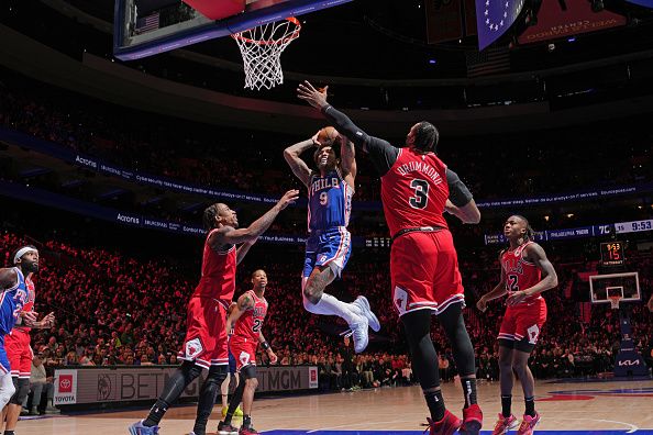 PHILADELPHIA, PA - DECEMBER 18: Kelly Oubre Jr. #9 of the Philadelphia 76ers drives to the basket during the game against the Chicago Bulls on December 18, 2023 at the Wells Fargo Center in Philadelphia, Pennsylvania NOTE TO USER: User expressly acknowledges and agrees that, by downloading and/or using this Photograph, user is consenting to the terms and conditions of the Getty Images License Agreement. Mandatory Copyright Notice: Copyright 2023 NBAE (Photo by Jesse D. Garrabrant/NBAE via Getty Images)