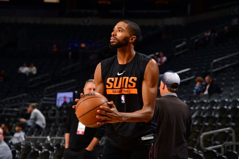 PHOENIX, AZ - NOVEMBER 4: Mikal Bridges #25 of the Phoenix Suns warms up before the game against the Portland Trail Blazers on November 4, 2022 at Footprint Center in Phoenix, Arizona. NOTE TO USER: User expressly acknowledges and agrees that, by downloading and or using this photograph, user is consenting to the terms and conditions of the Getty Images License Agreement. Mandatory Copyright Notice: Copyright 2022 NBAE (Photo by Barry Gossage/NBAE via Getty Images)