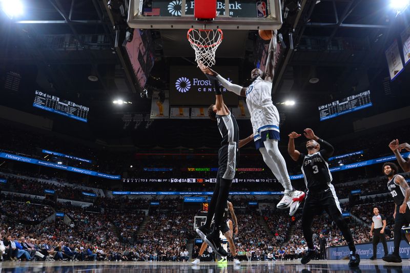 SAN ANTONIO, TX - NOVEMBER 2: Julius Randle #30 of the Minnesota Timberwolves dunks the ball during the game against the San Antonio Spurs on November 2, 2024 at the Frost Bank Center in San Antonio, Texas. NOTE TO USER: User expressly acknowledges and agrees that, by downloading and or using this photograph, user is consenting to the terms and conditions of the Getty Images License Agreement. Mandatory Copyright Notice: Copyright 2024 NBAE (Photos by Michael Gonzales/NBAE via Getty Images)