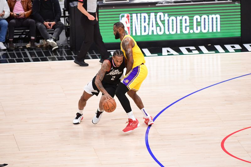 LOS ANGELES, CA - FEBRUARY 28:  Kawhi Leonard #2 of the LA Clippers goes to the basket during the game on February 28, 2024 at Crypto.Com Arena in Los Angeles, California. NOTE TO USER: User expressly acknowledges and agrees that, by downloading and/or using this Photograph, user is consenting to the terms and conditions of the Getty Images License Agreement. Mandatory Copyright Notice: Copyright 2024 NBAE (Photo by Adam Pantozzi/NBAE via Getty Images)