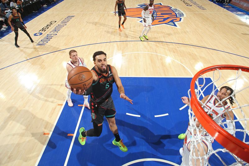 NEW YORK, NY - JANUARY 18: Tyus Jones #5 of the Washington Wizards drives to the basket during the game against the New York Knicks on January 18, 2024 at Madison Square Garden in New York City, New York. NOTE TO USER: User expressly acknowledges and agrees that, by downloading and or using this photograph, User is consenting to the terms and conditions of the Getty Images License Agreement. Mandatory Copyright Notice: Copyright 2024 NBAE  (Photo by Nathaniel S. Butler/NBAE via Getty Images)