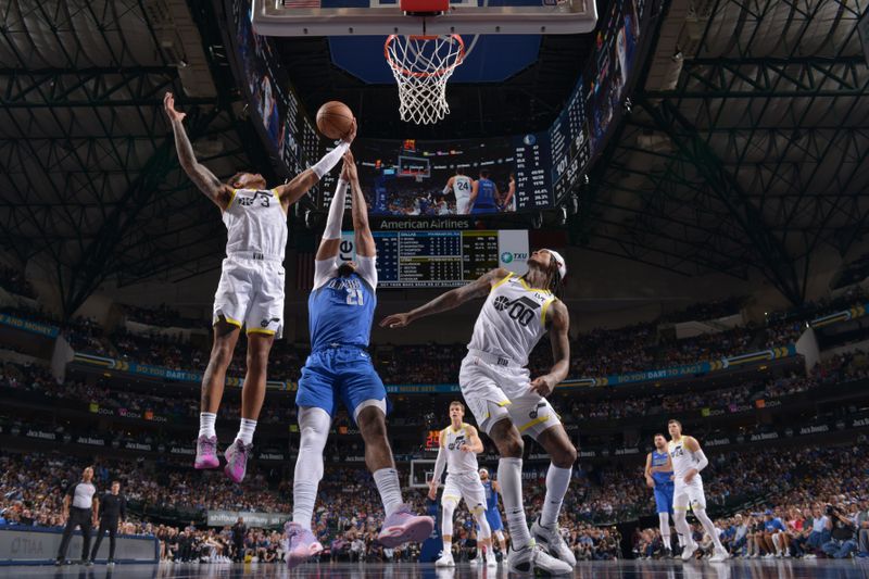 DALLAS, TX - OCTOBER 28: Keyonte George #3 of the Utah Jazz drives to the basket during the game against the Dallas Mavericks on October 28, 2024 at American Airlines Center in Dallas, Texas. NOTE TO USER: User expressly acknowledges and agrees that, by downloading and or using this photograph, User is consenting to the terms and conditions of the Getty Images License Agreement. Mandatory Copyright Notice: Copyright 2024 NBAE (Photo by Glenn James/NBAE via Getty Images)