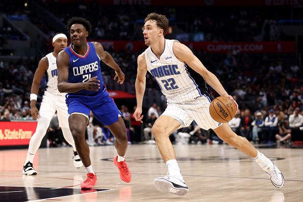 LOS ANGELES, CALIFORNIA - OCTOBER 31: Franz Wagner #22 of the Orlando Magic drives to the basket against Kobe Brown #21 of the Los Angeles Clippers during the fourth quarter  at Crypto.com Arena on October 31, 2023 in Los Angeles, California. NOTE TO USER: User expressly acknowledges and agrees that, by downloading and or using this photograph, User is consenting to the terms and conditions of the Getty Images License Agreement. (Photo by Katelyn Mulcahy/Getty Images)