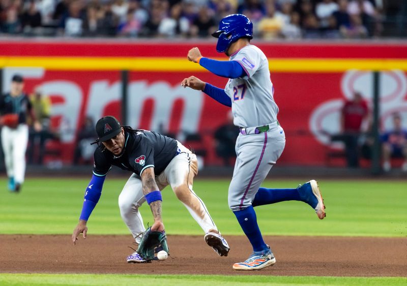 May 5, 2025; Phoenix, Arizona, USA; Arizona Diamondbacks second baseman Ketel Marte (left) tags out New York Mets base runner Mark Vientos in the fourth inning at Chase Field. Mandatory Credit: Mark J. Rebilas-Imagn Images