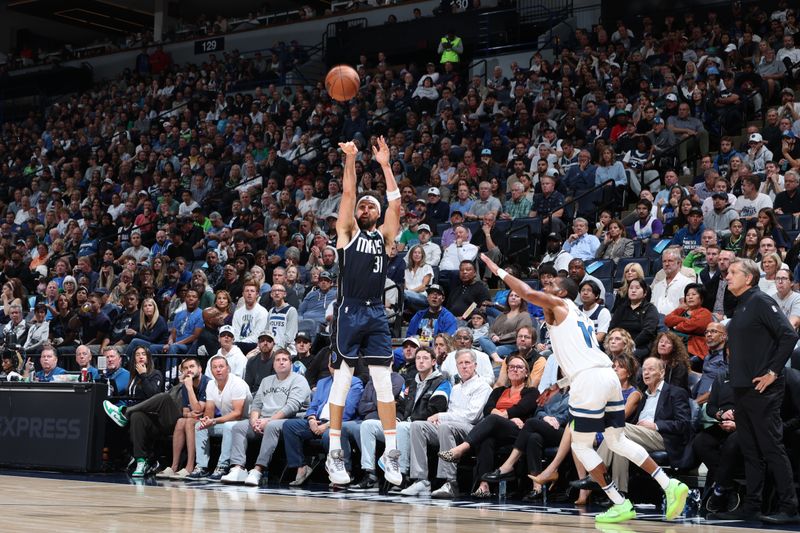 MINNEAPOLIS, MN -  OCTOBER 29: Klay Thompson #31 of the Dallas Mavericks shoots a three point basket during the game against the Minnesota Timberwolves on October 29, 2024 at Target Center in Minneapolis, Minnesota. NOTE TO USER: User expressly acknowledges and agrees that, by downloading and or using this Photograph, user is consenting to the terms and conditions of the Getty Images License Agreement. Mandatory Copyright Notice: Copyright 2024 NBAE (Photo by David Sherman/NBAE via Getty Images)