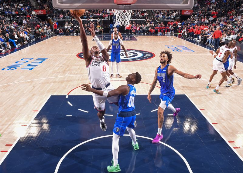 INGLEWOOD, CA - OCTOBER 14: Kris Dunn #8 of the LA Clippers drives to the basket during the game against the Dallas Mavericks on October 14, 2024 at Intuit Dome in Los Angeles, California. NOTE TO USER: User expressly acknowledges and agrees that, by downloading and/or using this Photograph, user is consenting to the terms and conditions of the Getty Images License Agreement. Mandatory Copyright Notice: Copyright 2024 NBAE (Photo by Juan Ocampo/NBAE via Getty Images)